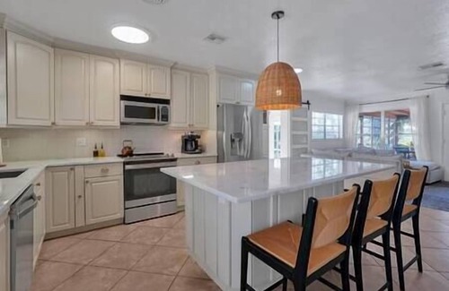Altamonte Springs Casa | Beautiful Lakefront Gem ~ Pool ~ Fishing ~ 5 Star Location