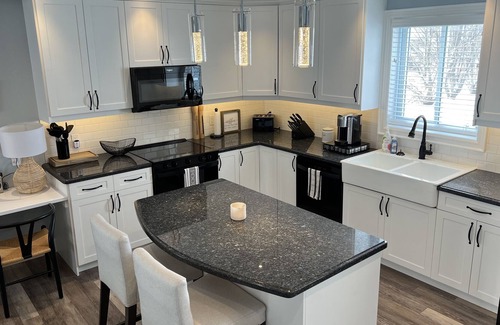 Bobcaygeon Cabaña | Beautiful Lakefront Home!