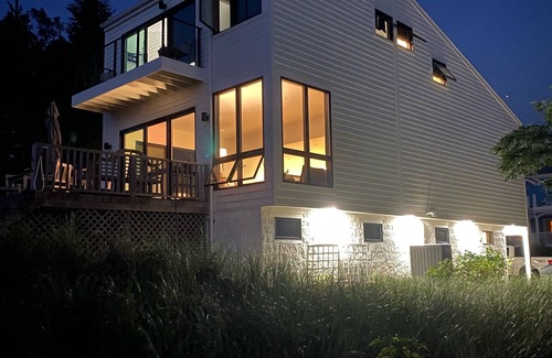 Michigan City Casa | Beautiful Lakefront Home