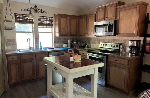 Quinlan Casa | Beautiful lakefront house in 3 acre private woods