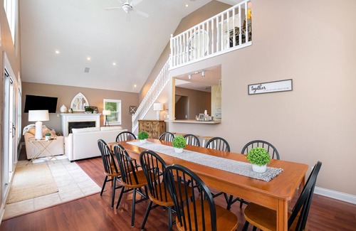 Williamstown Casa | Beautiful Lakefront Home, Private Dock, Sleeps 16, 12 minutes to Ark Encounter