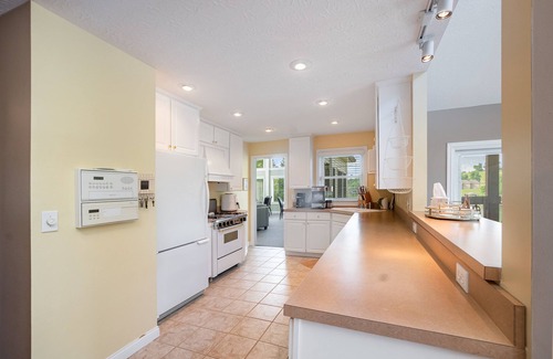 Williamstown Casa | Beautiful Lakefront Home, Private Dock, Sleeps 16, 12 minutes to Ark Encounter