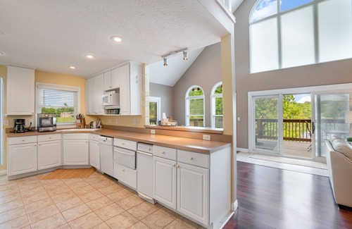 Williamstown Casa | Beautiful Lakefront Home, Private Dock, Sleeps 16, 12 minutes to Ark Encounter