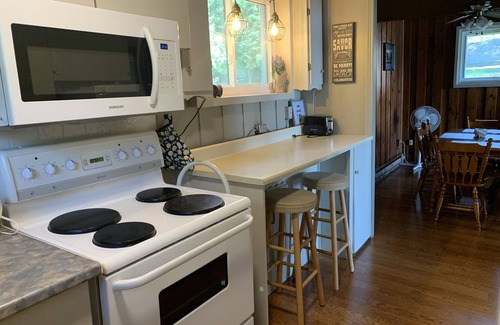Chisholm Cabaña | Beautiful Lakefront Cottage (fishing, boating, hiking, relaxing)
