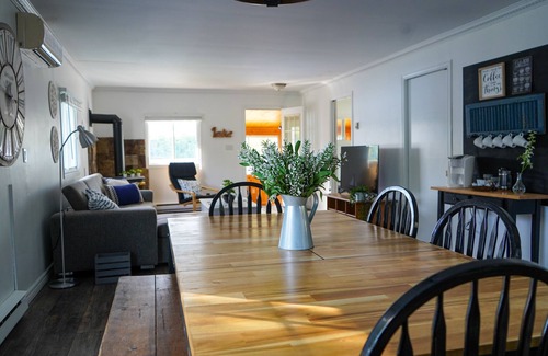 Front of Yonge Cabaña | Beautiful Lakefront Cottage with Hot Tub