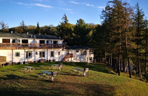 Seguin Cabina | Beautiful Lakefront Inn Suites