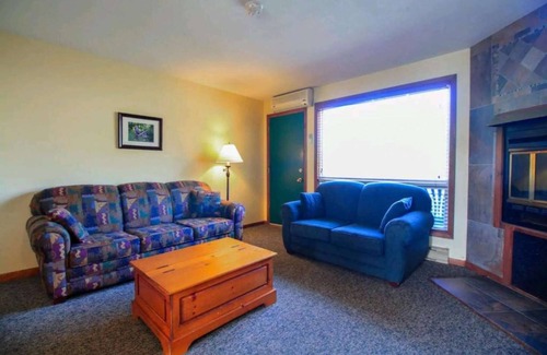 Seguin Cabina | Beautiful Lakefront Inn Suites