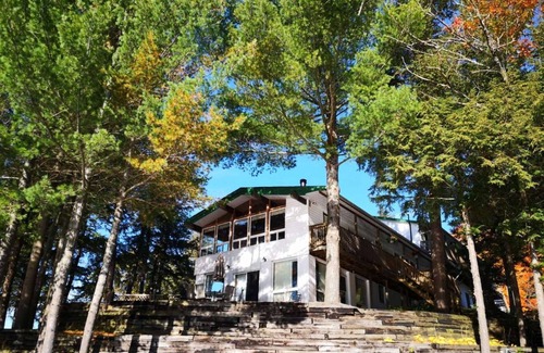 Seguin Cabina | Beautiful Lakefront Inn Suites