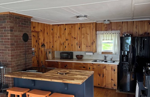 Sidney Cabaña | Beautiful Lakefront Cottage on Messalonskee Lake, pet friendly