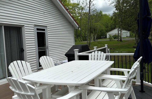 Sidney Cabaña | Beautiful Lakefront Cottage on Messalonskee Lake, pet friendly