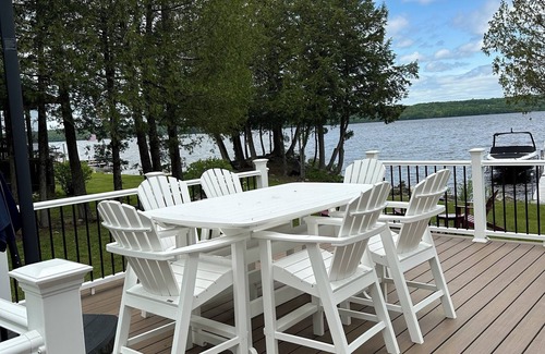Sidney Cabaña | Beautiful Lakefront Cottage on Messalonskee Lake, pet friendly