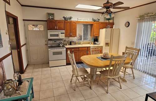Odessa Casa | BEAUTIFUL LAKEFRONT GUEST HOME.