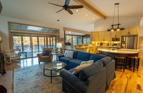 Waleska Casa | Beautiful Lakefront Home on Lake Arrowhead/2 full kitchens, 2 primary bedrooms