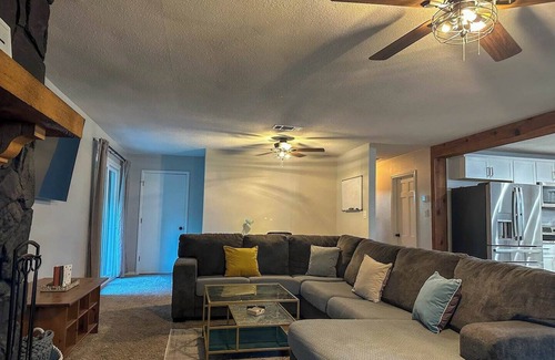 Tool Casa | Beautiful lakefront home in Tool!
