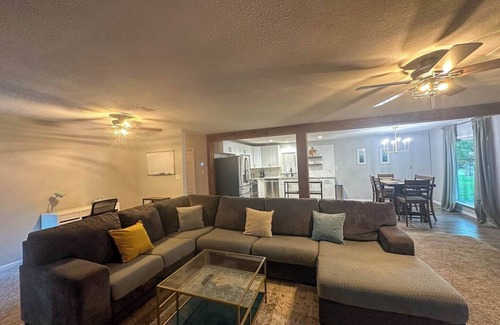 Tool Casa | Beautiful lakefront home in Tool!