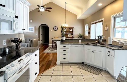 Conway Casa | Beautiful Lakefront Home- Crooked Lk-Petoskey/Harbor Springs/Nubs- boat/bike/ski