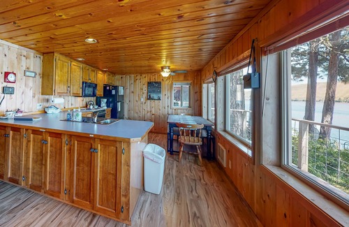 Joseph Casa | Beautiful lakefront house with private boat dock, washer/dryer & fireplace