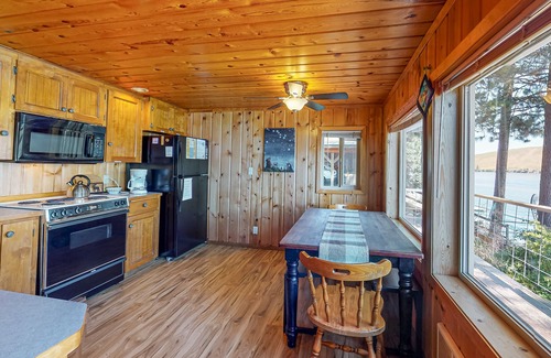 Joseph Casa | Beautiful lakefront house with private boat dock, washer/dryer & fireplace