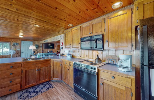 Joseph Casa | Beautiful lakefront house with private boat dock, washer/dryer & fireplace