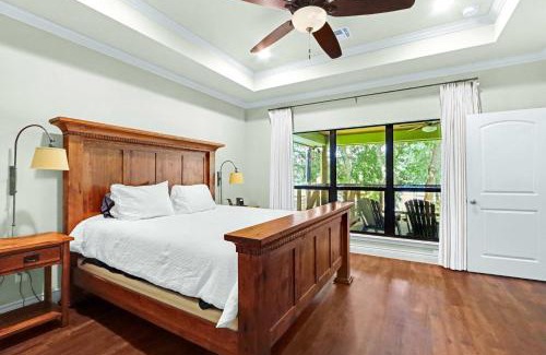 New Braunfels Casa | Beautiful Lakefront Cabin - Something For Everyone