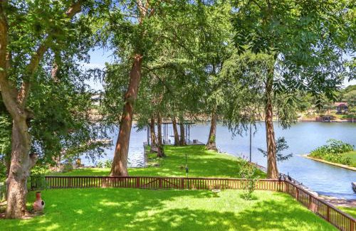 New Braunfels Casa | Beautiful Lakefront Cabin - Something For Everyone