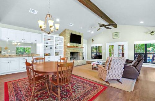 New Braunfels Casa | Beautiful Lakefront Cabin - Something For Everyone