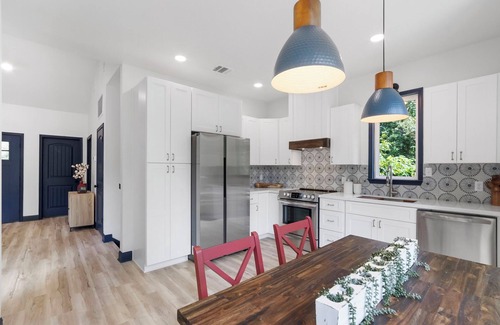 Pointblank Casa | Beautiful Lakefront Retreat on 1 Acre/Monthly Discount!