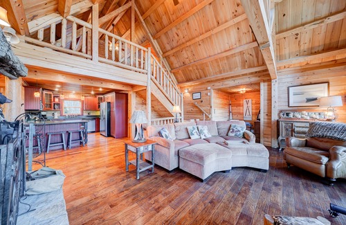 Wilmington Cabina | Beautiful Lakefront Log Cabin 15 Minutes from Mount Snow