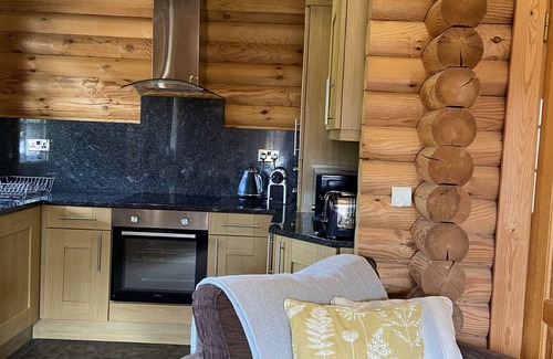 Morpeth Cabina | Beautiful Lakeside Cabin With Hot Tub - Pet Friendly - Near Golf Course