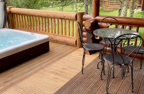 Morpeth Cabina | Beautiful Lakeside Cabin With Hot Tub - Pet Friendly - Near Golf Course