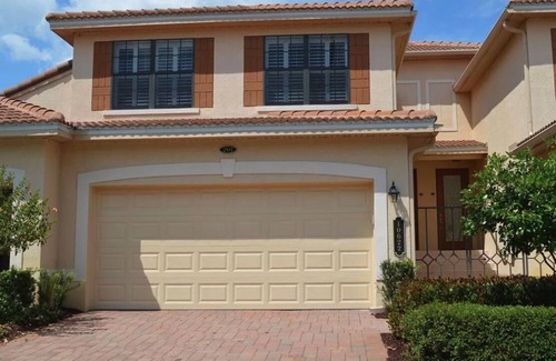 Rural Estates Casa | Beautiful Lakeside Coach home