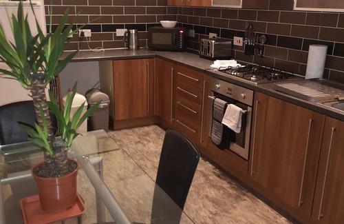 Govan Apartamento | Beautiful Large 1 kingsized bed fully furnished apartment.