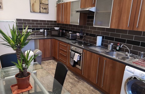 Govan Apartamento | Beautiful Large 1 kingsized bed fully furnished apartment.