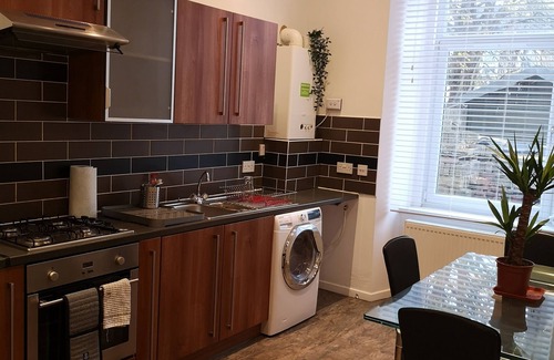 Govan Apartamento | Beautiful Large 1 kingsized bed fully furnished apartment.