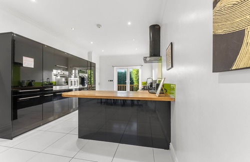 Cheltenham Casa | Beautiful Large 4 Bed House - Sleeps 12