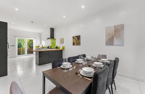 Cheltenham Casa | Beautiful Large 4 Bed House - Sleeps 12