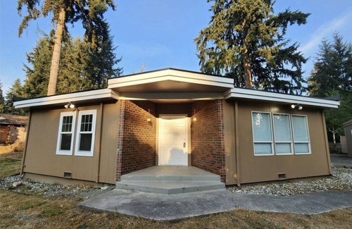 Silver Lake Casa | Beautiful large 4 bedrooms one level home in Everett.