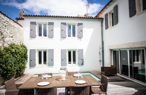 La Flotte Casa | NUEVO LISTADO - Hermosa casa grande de 5 dormitorios en el centro del pueblo.