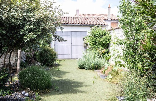 La Flotte Casa | NUEVO LISTADO - Hermosa casa grande de 5 dormitorios en el centro del pueblo.