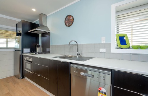 Opononi Casa | Beautiful large 6-Bedroom Coastal Vacation Home with Spa-Pool
