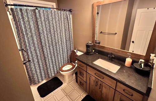 Linton Casa | Beautiful large home with a Fire Place and large kitchen!!