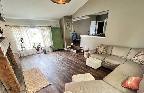 Linton Casa | Beautiful large home with a Fire Place and large kitchen!!
