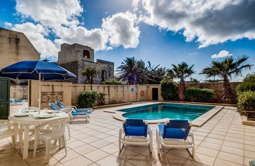 Ta' Għammar Casa | Beautiful large Poolvilla with A/C for max 8 pers, surrounded by large terrace