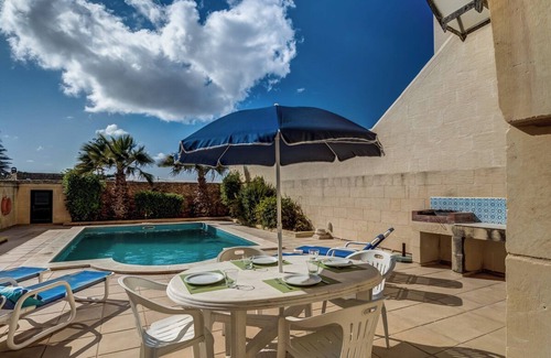 Ta' Għammar Casa | Beautiful large Poolvilla with A/C for max 8 pers, surrounded by large terrace