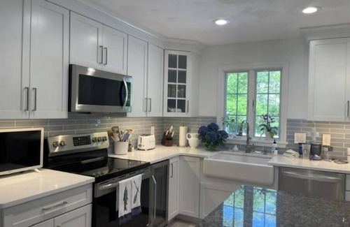 South Kingstown Casa | Beautiful large 4-bedroom house with AC and WiFi: South Kingstown Rhode Island.