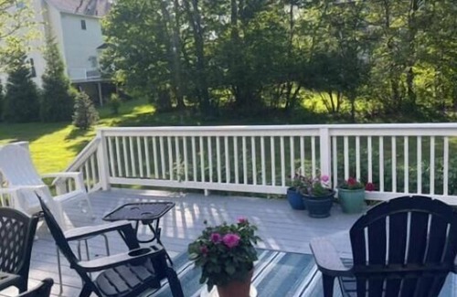 South Kingstown Casa | Beautiful large 4-bedroom house with AC and WiFi: South Kingstown Rhode Island.