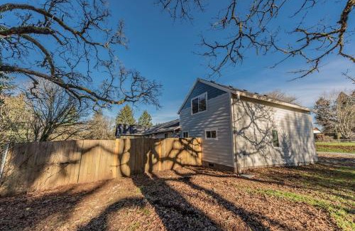 Marylhurst Casa | Beautiful like new home in a quiet neighborhood