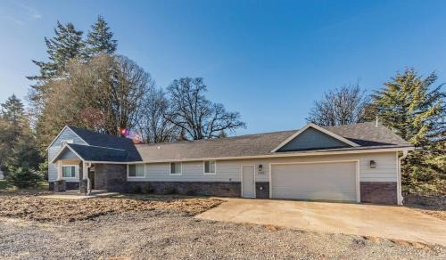 Marylhurst Casa | Beautiful like new home in a quiet neighborhood