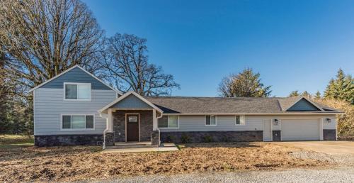 Marylhurst Casa | Beautiful like new home in a quiet neighborhood