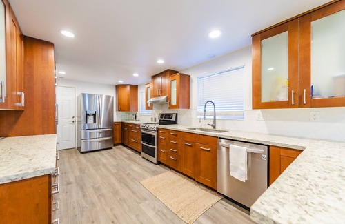 Marylhurst Casa | Beautiful like new home with a large hot tub in a quiet neighborhood on Acreage.